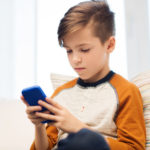 Dnešní děti chodí na internet hlavně z mobilu a bez dohledu rodičů