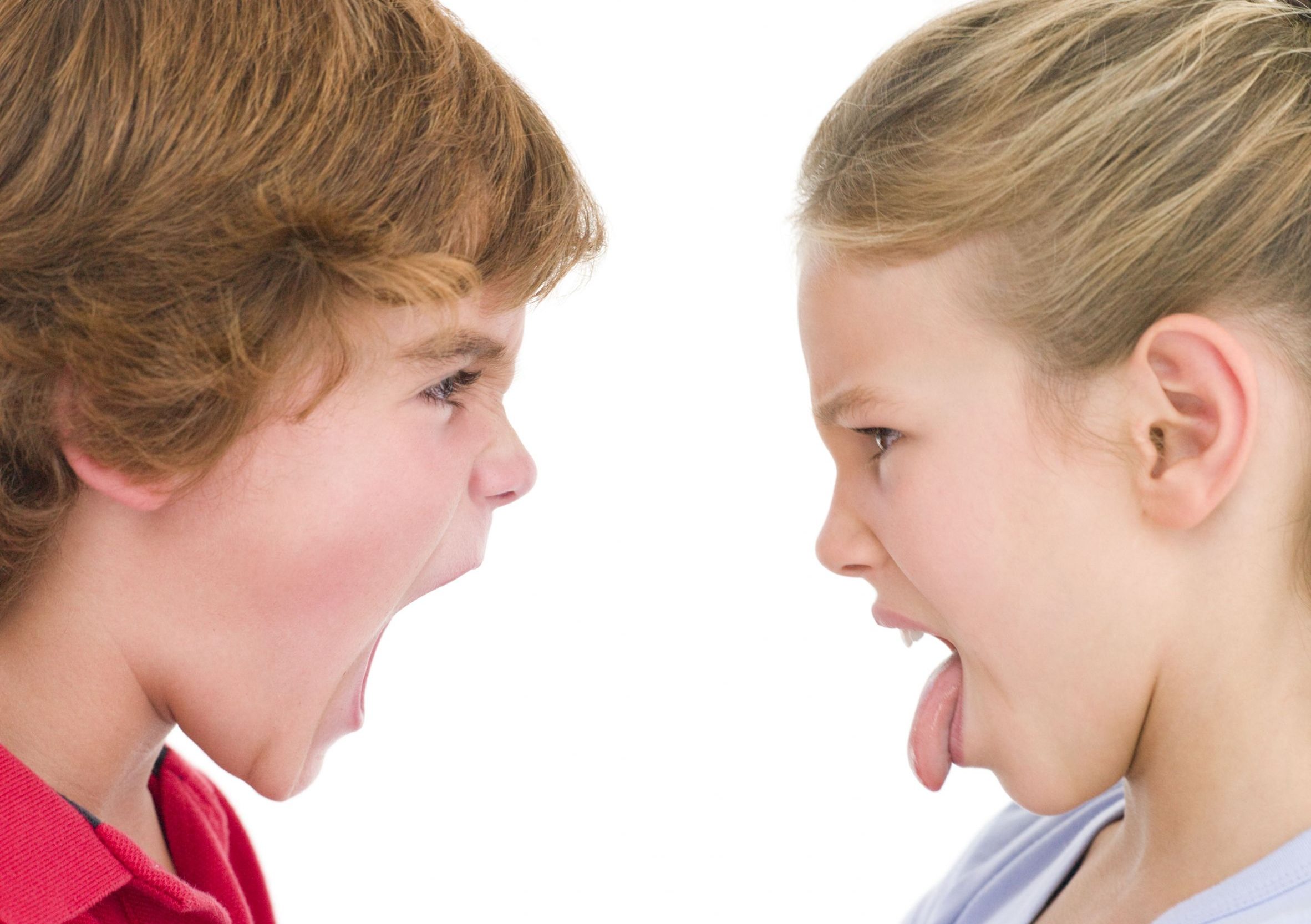 Подростки спорят. Конфликт между детьми. Конфликтный ребенок. Ссора между братьями. Школьники кричат друг на друга.