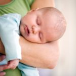 Jak držet a nosit miminko a nebrzdit ho ve vývoji?